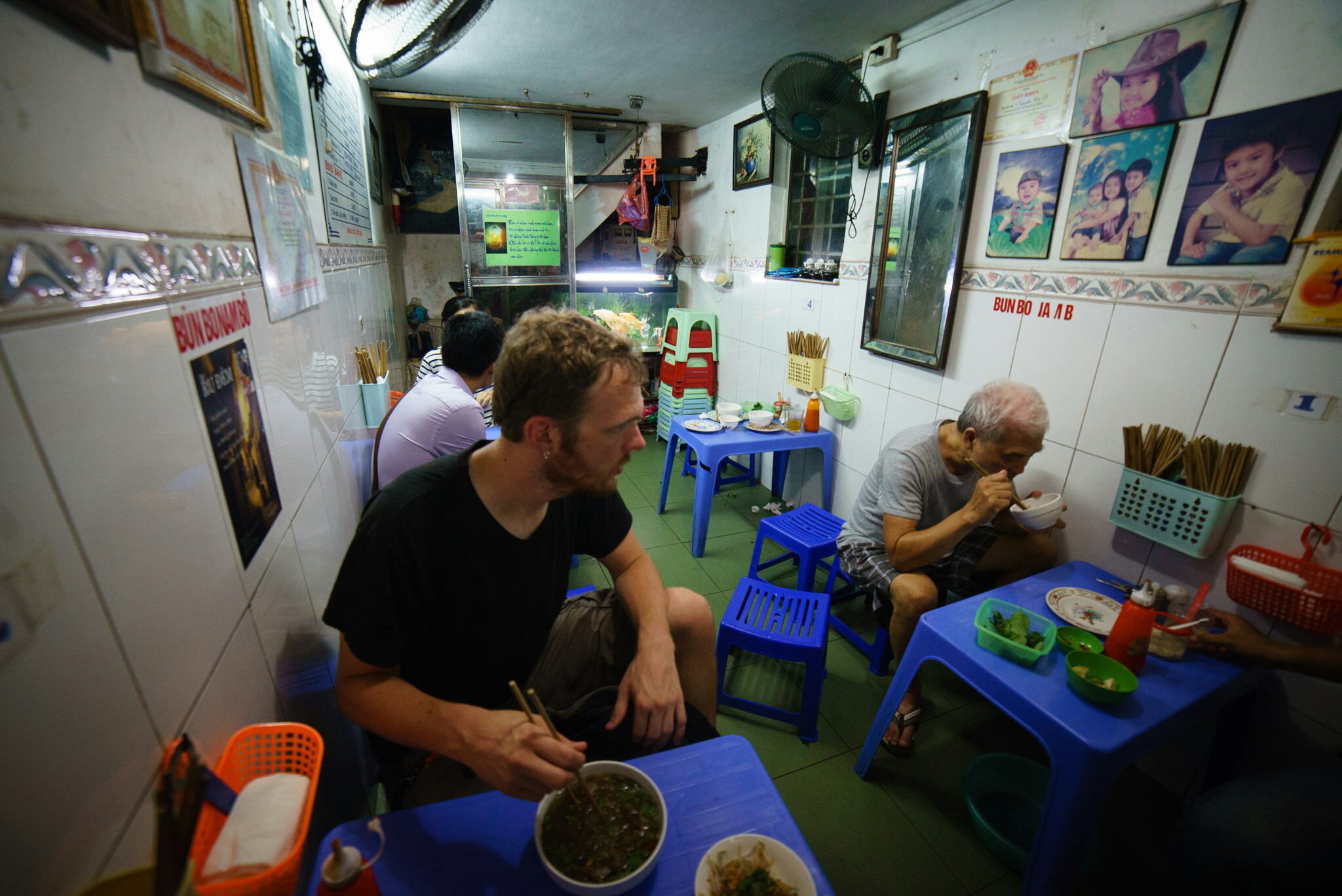 Simon goûte un Mien luon à Hanoi
